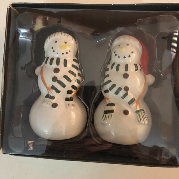 🛒 $6 - Salt & Pepper Shakers - Snowman Christmas Winter NIB #83 - Picture 2 of 2